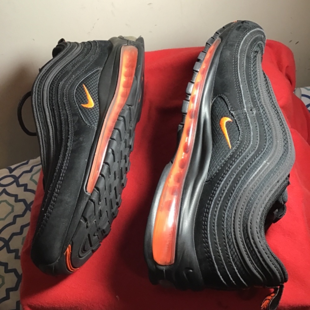 😎Nike’s Air Max 97 Black, Hyper Crimson, 9.5, good cond. see photos, 🔥 - Picture 5 of 8